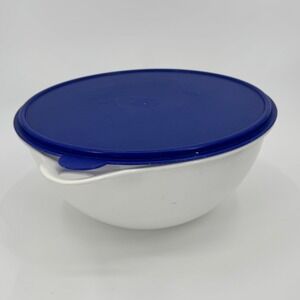 Tupperware Thatsa Bowl 7.8 L 32 Cup White Blue Lid Thumb Loop Handle Mixing Bowl
